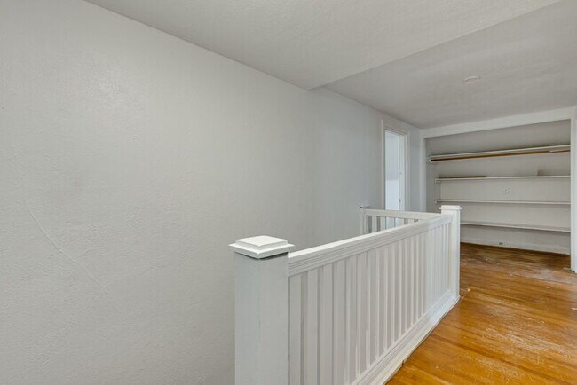 Building Photo - 1137 SE Uglow Ave