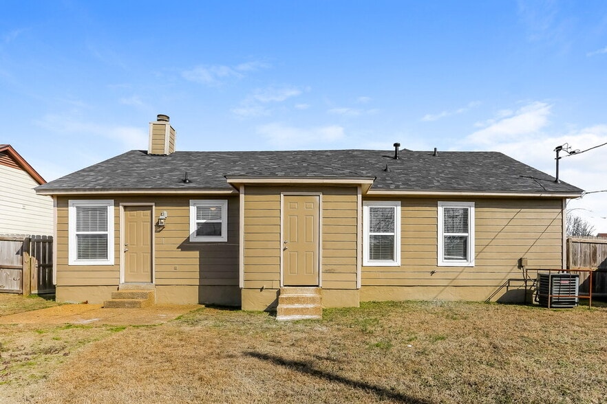 Building Photo - 5305 Oak Court Cove N