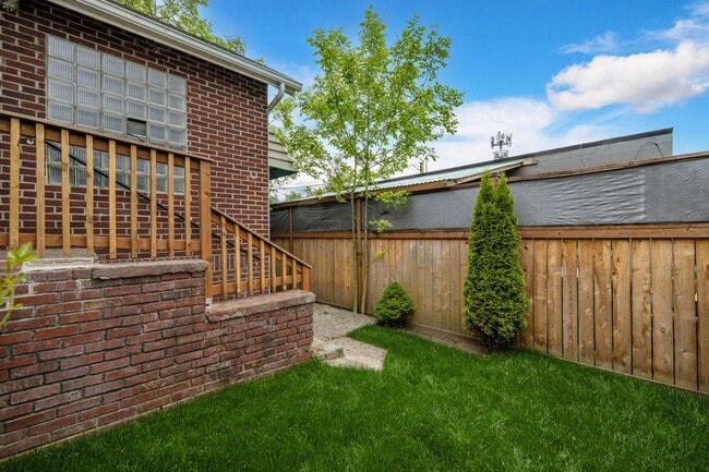 Building Photo - 2bd/1ba Seattle Home