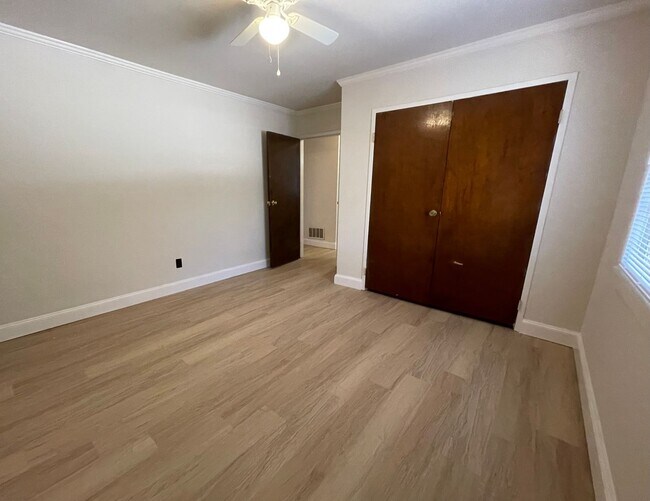 Building Photo - 2 Bedroom/1 Bathroom Duplex Located off of...