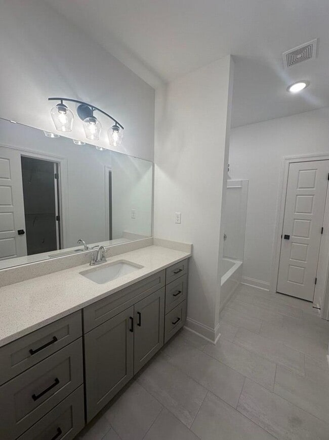 Building Photo - 3 Bed 3.5 Bath in Desirable Meadow Crest Neighborhood!