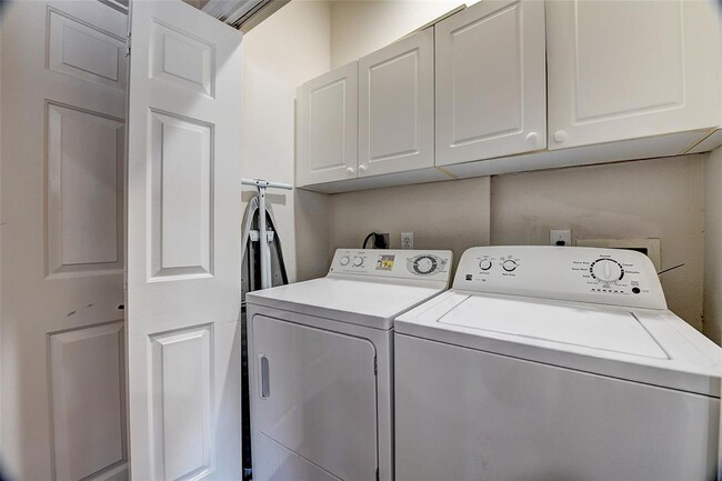 Building Photo - 803 Rosine St