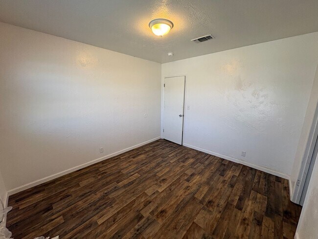 Building Photo - Cozy Home On Spacious Corner Lot Available Now in Dinuba CA!