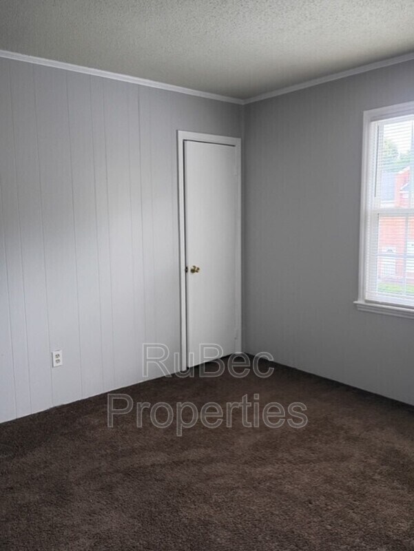Building Photo - 913 Nottingham Dr