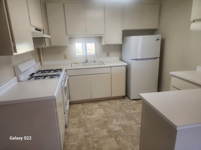 Building Photo - Bright and Cheery, well maintained 2 bedro...