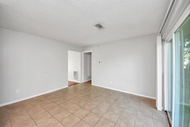 Building Photo - 12610 Chiswick Rd