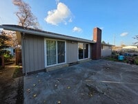 Building Photo - Great Vintage Home!