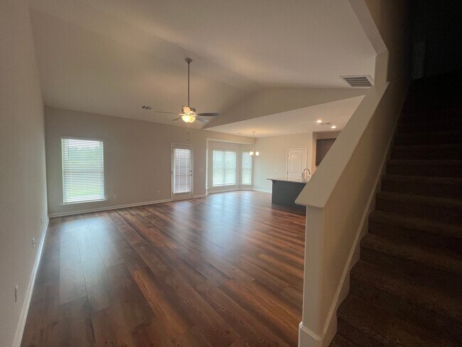 Building Photo - 5 bedroom, 3 bath home in Savannah, near I-16