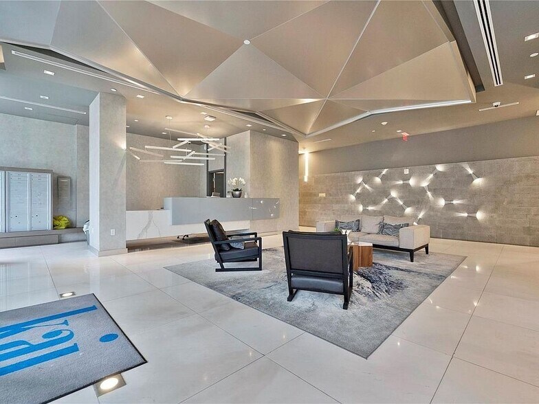 Building Photo - 9940 W Bay Harbor Dr