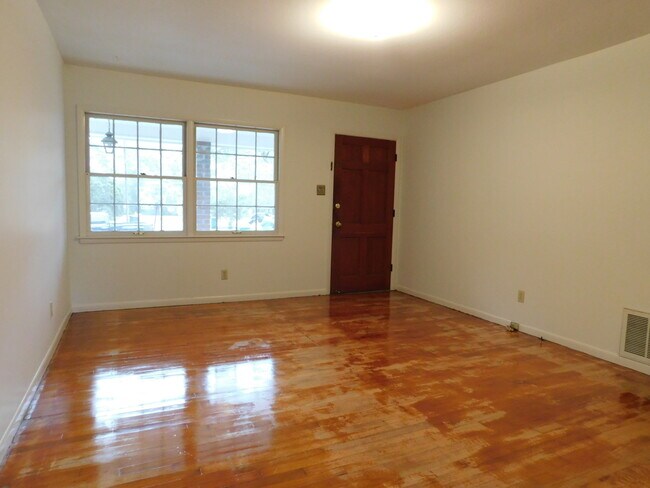 Building Photo - Convenience and charm
