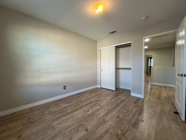 Building Photo - ***Move in Special.  $1000 off 1st month's rent***Beautiful corner unit townhome in the heart of ...