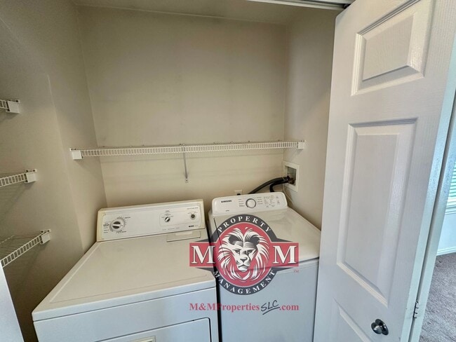 Building Photo - Great 2 Bd 2.5 Bath Townhome in Sandy