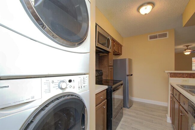 Building Photo - 10615 Briar Forest Dr
