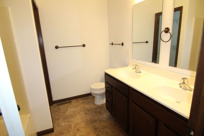 Building Photo - 4 Bedroom, 3 bath close to University