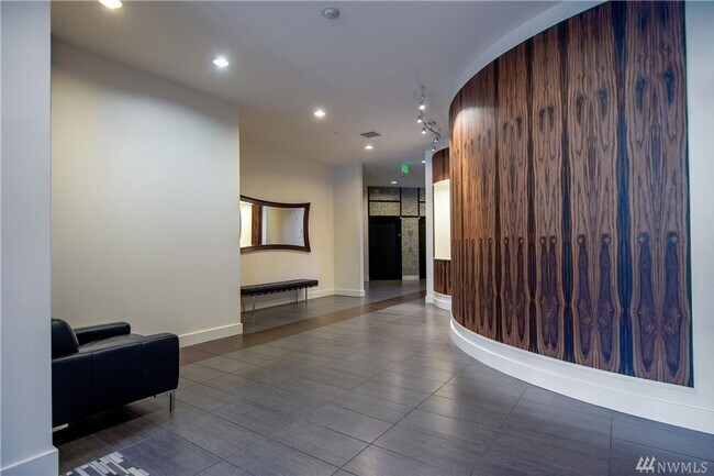 Building Photo - Spacious 1bd/1.5ba Condo in Belltown!