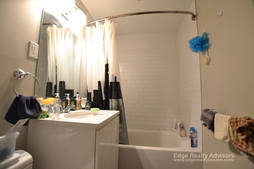 Building Photo - 19 Greylock Rd