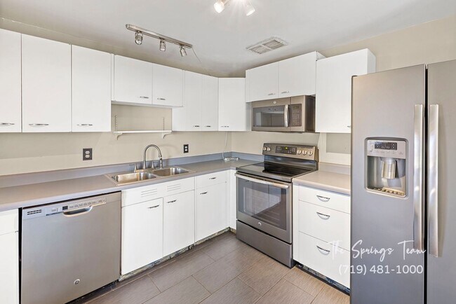 Building Photo - CUTE 3BD RANCHER WITH CHARACTER IN CENTRAL COLORADO SPRINGS - Security Deposit Waiver Available