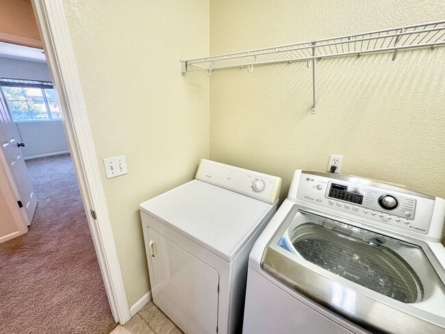 Building Photo - Lovely 2 Story Home In East Woodland In Great Location