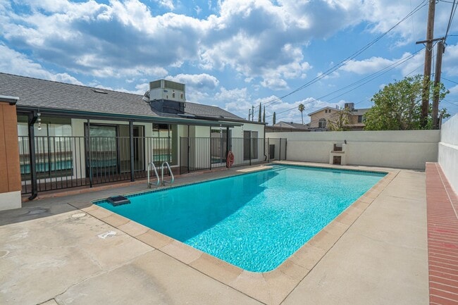 Building Photo - Single-Story 3-Bedroom Pool Home with RV P...