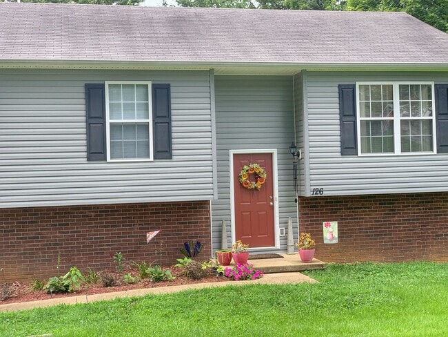 Building Photo - 3 Bedroom/2 Bath Split-Foyer Home Kingspor...