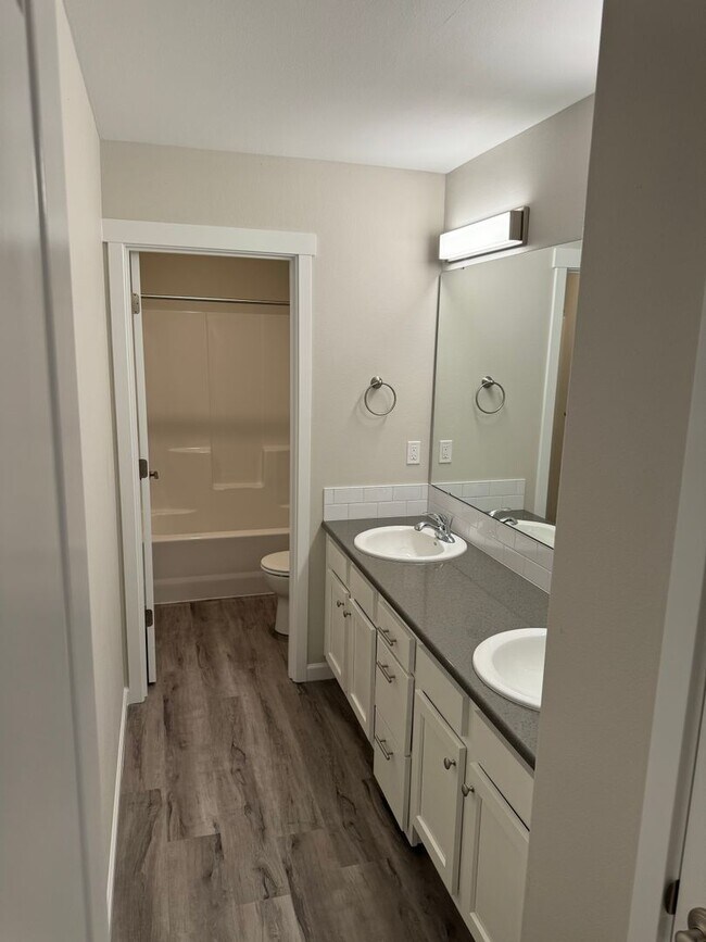 Building Photo - New 4 Bed / 2.5 Bath Duplex!