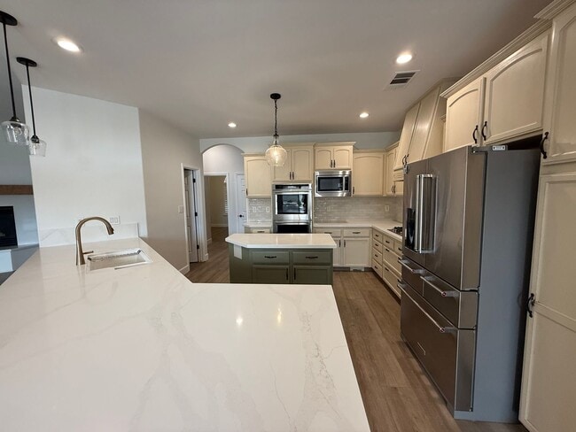 Building Photo - Stunning Silver Oak Ranch Home!