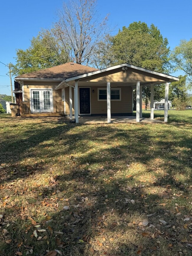 Building Photo - 3 Bed / 2 bath on 1.2 ACRES - 3 car garage...