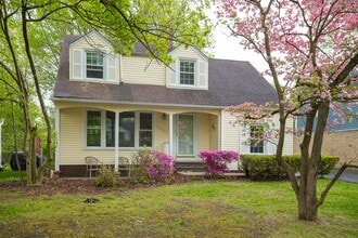 Building Photo - 3 Bed/1.5 Bath Single Family Home!
