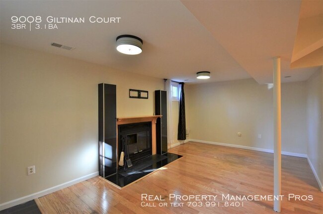 Building Photo - Charming End Unit by Huntsman Lake!