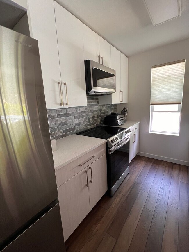 Building Photo - Quiet Downtown Kirkland Condo Available 8/6/26