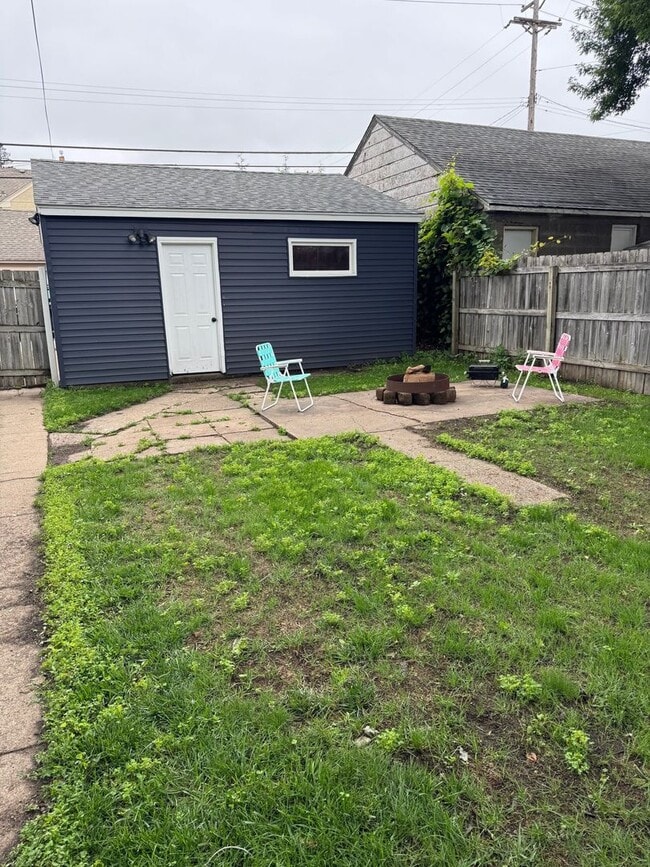 Building Photo - 3 Bedroom / 1 Bathroom Private Fenced Yard...