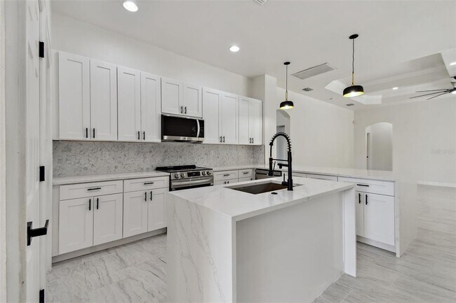 Building Photo - 13792 Long Lake Ln