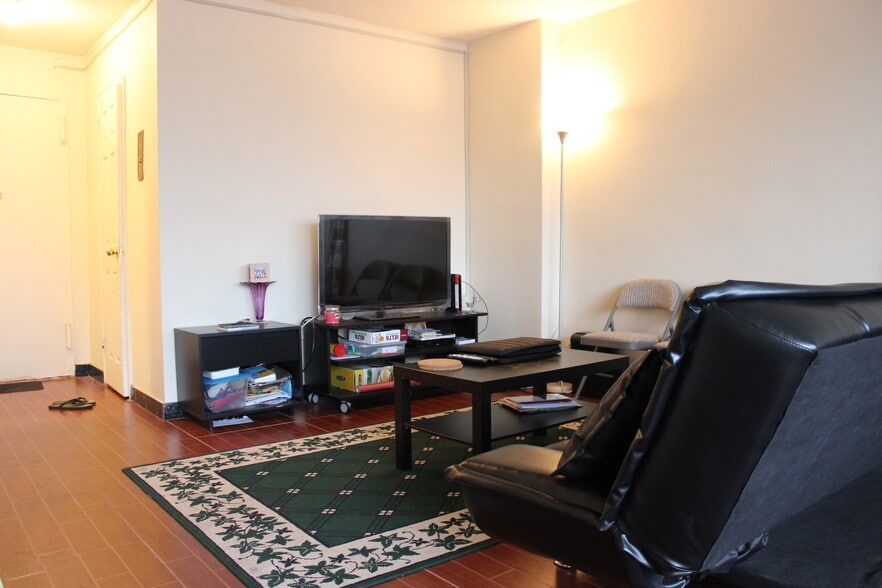Large studio living room - 201 Saint Pauls Ave