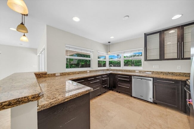 Building Photo - 4021 Bayview Dr
