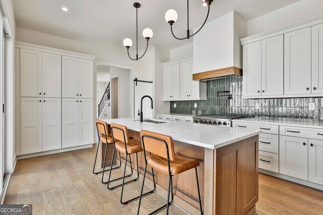 Building Photo - 940 Laurel Brooke Ave