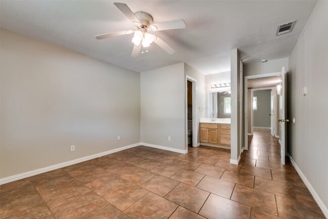 Building Photo - 5605 Valley Mills Dr