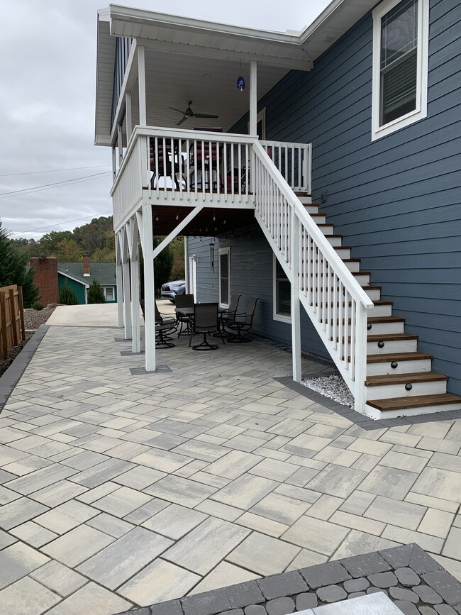 Building Photo - 207 Riverside View Dr