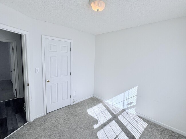 Building Photo - 418 Eucalyptus Ln