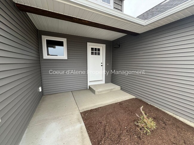 Building Photo - 3 bed, 2 bath house