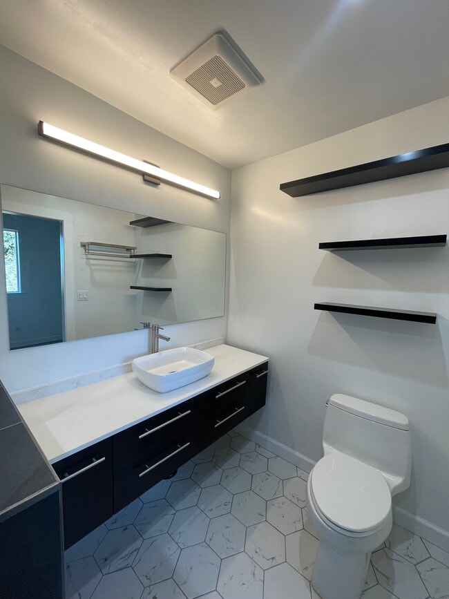 Building Photo - 252 Scenic Ave