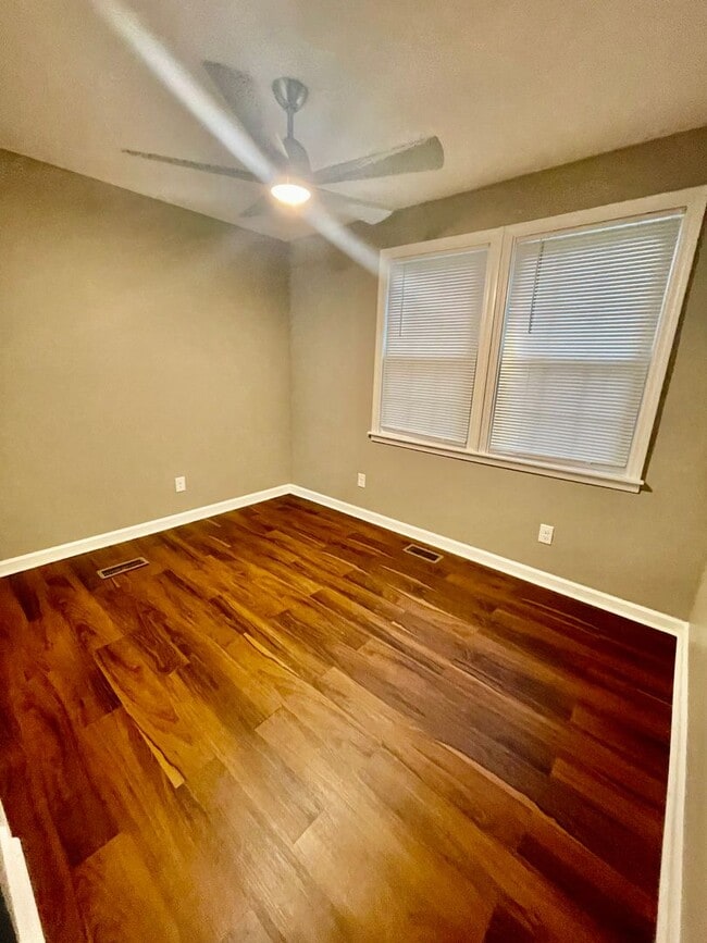 Building Photo - Welcome to this stunning 3-bedroom, 2-bath...