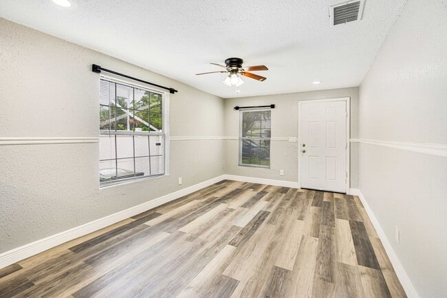Building Photo - Charming 3-Bedroom Home with Renovated Int...