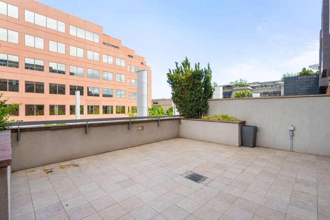 Building Photo - LUX 2BD, 2.5BA Brownstone in Cherry Creek ...