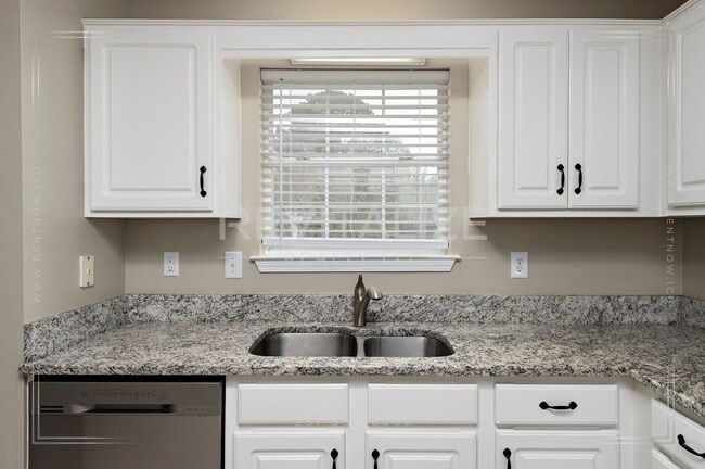 Building Photo - Gorgeous 3 Bed 2 Bath Brick Cottage on Corner Lot