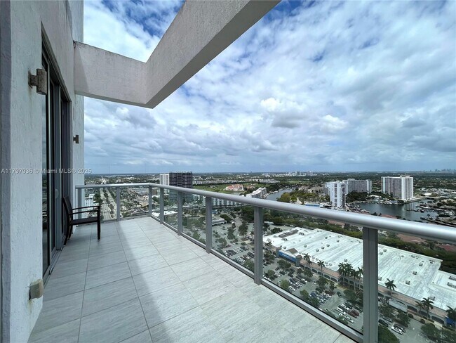 Building Photo - 2600 E Hallandale Beach Blvd