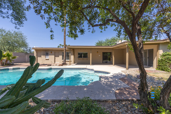 Building Photo - 4Bed/2.5Bath Home at 56th/Cactus! $399 MOV...