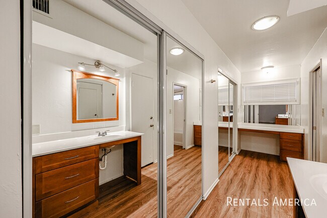 Building Photo - 4824 N Woodmere Fairway