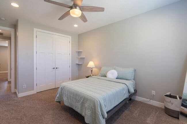 Building Photo - Stunning 5 Bed, 3 Bath Home with a 3 Car Garage