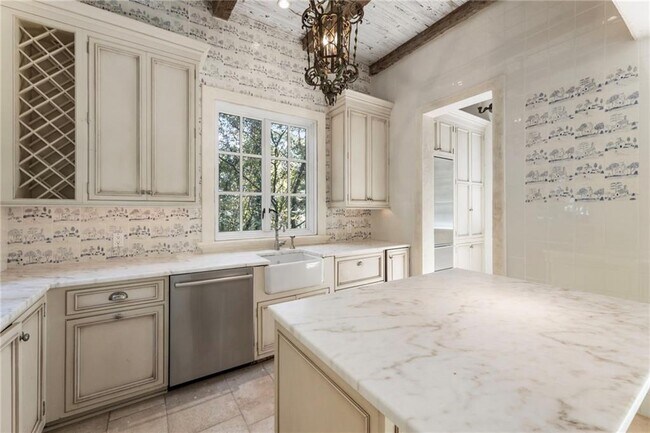 Building Photo - 2485 W Wesley Rd NW