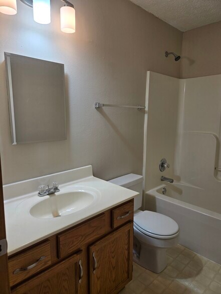 Building Photo - 205 Sandridge Dr